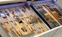 Αξεσουάρ κουζίνας σε ξύλινη βάση και εργαλεία INOX Ιταλίας